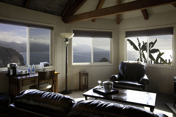 Mountain view room with window seating at Lucia Lodge
